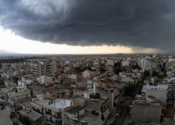 Άνοιξαν οι ουρανοί – Ισχυρή καταιγίδα πλήττει την Αττική