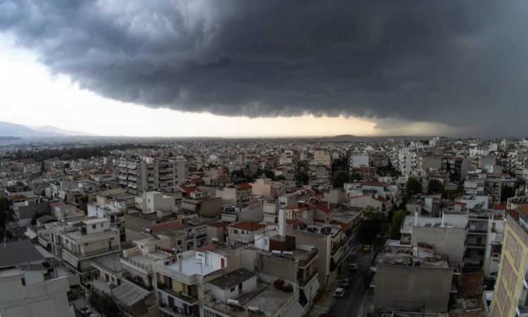 Άνοιξαν οι ουρανοί – Ισχυρή καταιγίδα πλήττει την Αττική