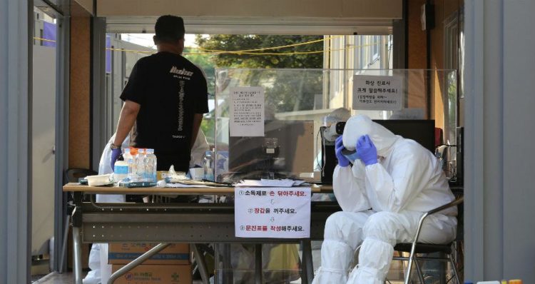 Νότια Κορέα: Αύξηση των κρουσμάτων – Επαναφέρει τα περιοριστικά μέτρα για την εξάπλωση του κορονοϊού