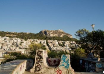 Τραγωδία στο λόφο του Στρέφη: Γυναίκα έπεσε στο κενό