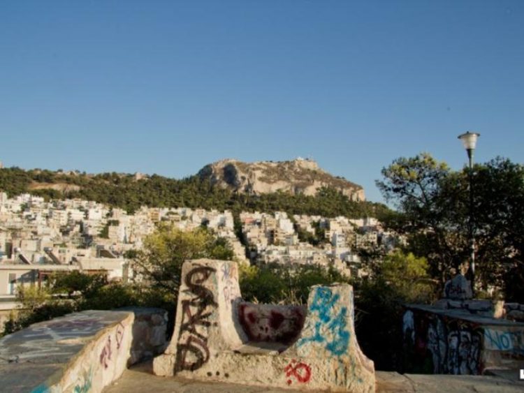 Τραγωδία στο λόφο του Στρέφη: Γυναίκα έπεσε στο κενό