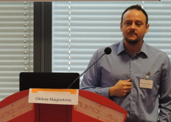 Κραυγη αγωνίας του καθηγητή Μαγιορκίνη: Εστία υπερμετάδοσης του κοροναϊού τα υπαίθρια πάρτι