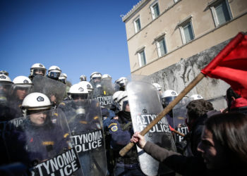 Σε εξέλιξη το συλλαλητήριο των εκπαιδευτικών – Ένταση στη Βουλή