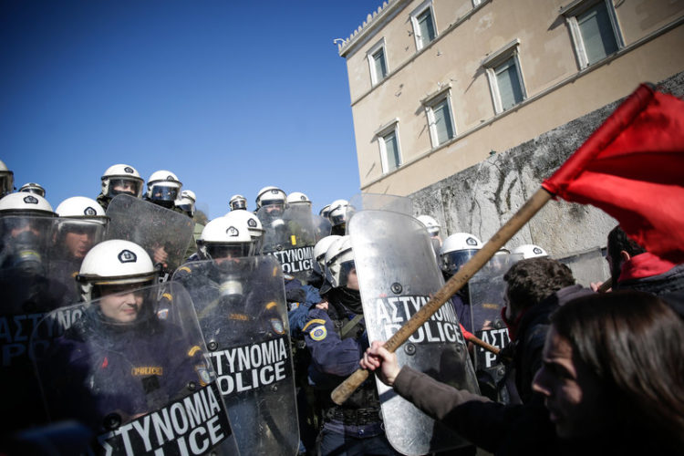 Σε εξέλιξη το συλλαλητήριο των εκπαιδευτικών – Ένταση στη Βουλή