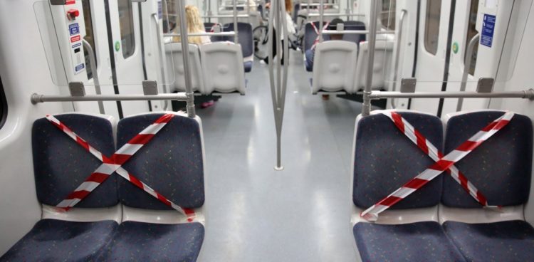 Αυστηρά μέτρα ασφαλείας στα ΜΜΜ – Κορδέλες στα καθίσματα του Μετρό και των λεωφορείων