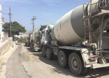 Μήλος: Στο Παλιοχώρι έχτισαν υπερπολυτελείς κατοικίες πάνω στο κύμα