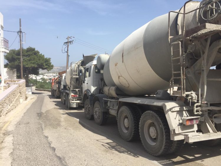 Μήλος: Στο Παλιοχώρι έχτισαν υπερπολυτελείς κατοικίες πάνω στο κύμα