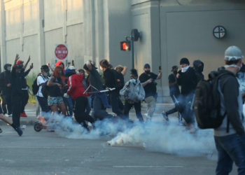 Φλέγονται οι ΗΠΑ απ’ άκρη σε άκρη