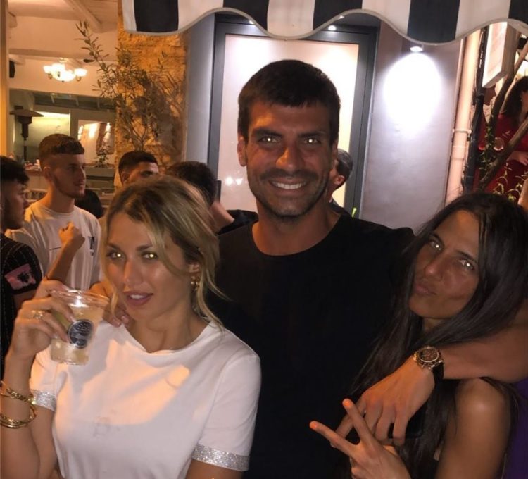 Η “take away” γιορτή της Σπυροπούλου, το… μωρό της, ο Χαρδαλιάς και οι κουμπαριές