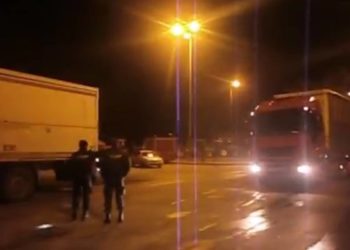 Μανωλάδα: Επίθεση σε οδηγό νταλίκας από ομάδα αγνώστων με καδρόνια