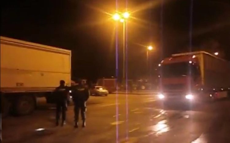 Μανωλάδα: Επίθεση σε οδηγό νταλίκας από ομάδα αγνώστων με καδρόνια