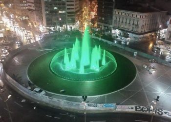 Παραδίδεται το βράδυ η πλατεία Ομονοίας – Φωταγωγείται το 40 μέτρων συντριβάνι