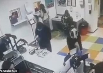 Απίστευτο περιστατικό: Εβγαλε το εσώρουχο της μέσα σε κατάστημα και το έκανε μάσκα (video)