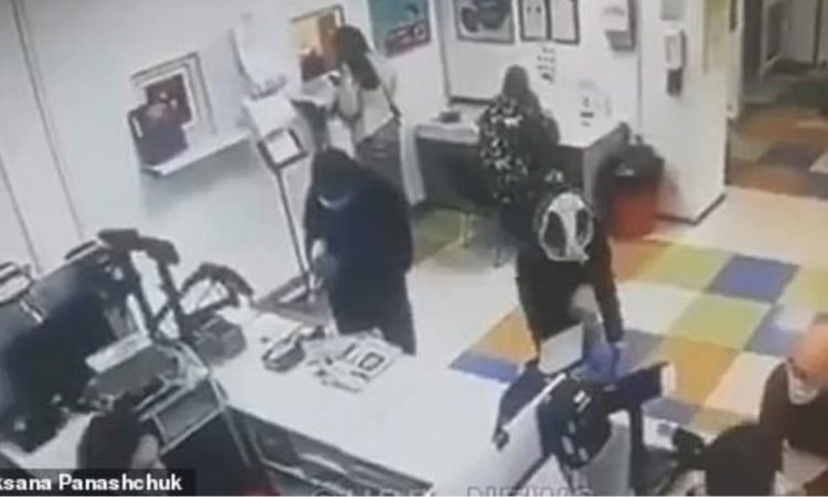 Απίστευτο περιστατικό: Εβγαλε το εσώρουχο της μέσα σε κατάστημα και το έκανε μάσκα (video)