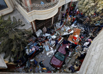 Αεροπορική τραγωδία στο Πακιστάν: Συγκλονιστικές εικόνες – Γκρεμίστηκαν κτίρια (photos + videos)