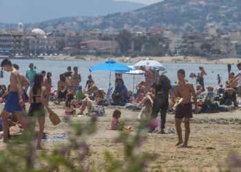 Κορονοϊός – Άρση μέτρων: Γεμάτες και σήμερα οι παραλίες