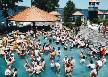 ΗΠΑ: Ξέφρενο πάρτυ σε πισίνα στο Μιζούρι εν μέσω πανδημίας – Για γκολφ πήγε οΤραμπ (video)