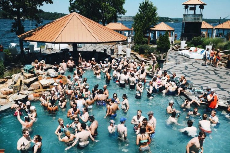 ΗΠΑ: Ξέφρενο πάρτυ σε πισίνα στο Μιζούρι εν μέσω πανδημίας – Για γκολφ πήγε οΤραμπ (video)