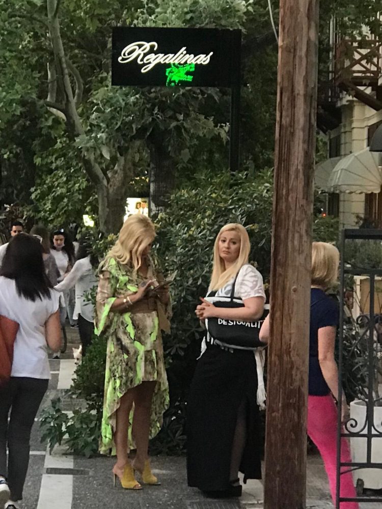 Η βόλτα της Μαρίνας Πατούλη στην Κηφισιά (Photos)