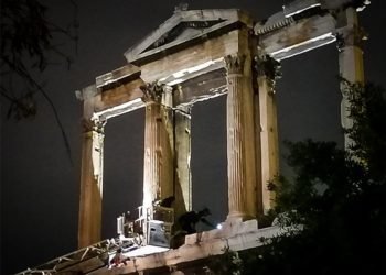 Drone κολλησε πάνω στην Πύλη του Αδριανού