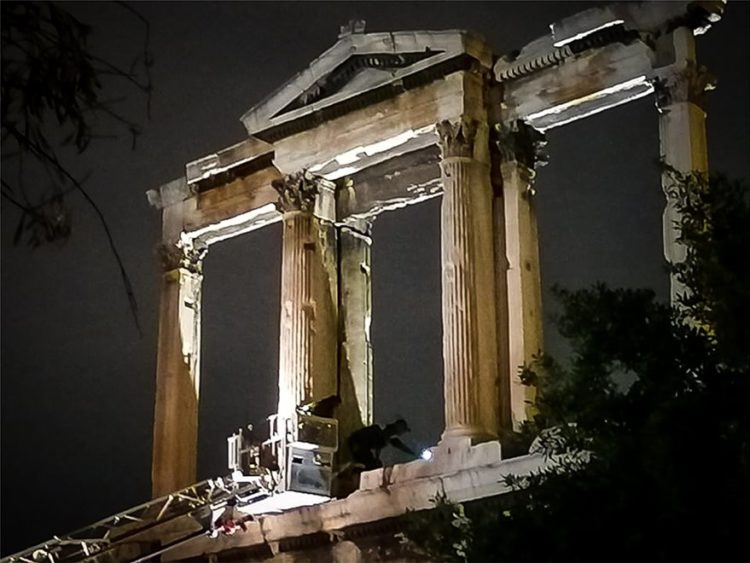 Drone κολλησε πάνω στην Πύλη του Αδριανού