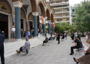 Άνοιξαν οι εκκλησίες: Με περιορισμούς και αποστάσεις οι λειτουργίες
