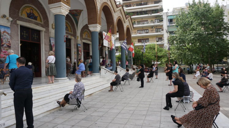 Άνοιξαν οι εκκλησίες: Με περιορισμούς και αποστάσεις οι λειτουργίες