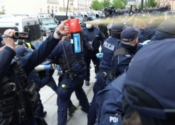 Πολωνία: Δακρυγόνα κατά διαδηλωτών που ζητούν την επαναλειτουργία των επιχειρήσεων