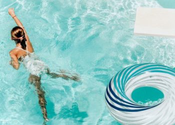 Κορονοϊός: Επικίνδυνα τα παιχνίδια από αφρολέξ και πλαστικό στις πισίνες