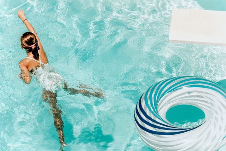 Κορονοϊός: Επικίνδυνα τα παιχνίδια από αφρολέξ και πλαστικό στις πισίνες