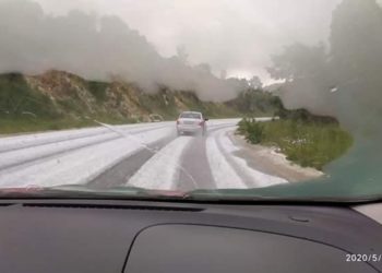 Χαλκιδική : “Άσπρισε” Ο δρόμος από το χαλάζι ( photos – video)
