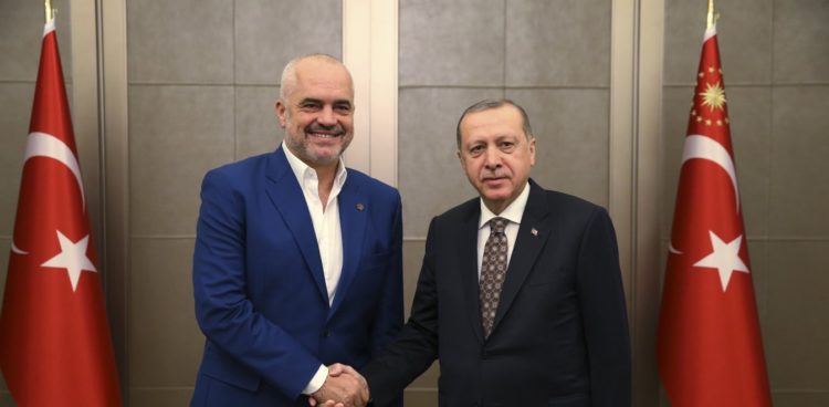 Παιχνίδια με τη φωτιά παίζουν τα Τίρανα