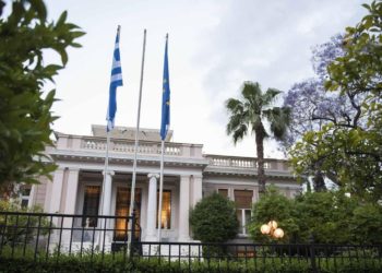 Ρουβίκωνας: Τρικάκια έξω από το Μαξίμου – 16 προσαγωγές