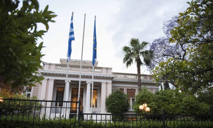 Ρουβίκωνας: Τρικάκια έξω από το Μαξίμου – 16 προσαγωγές