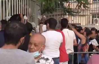 Συνωστισμός για δεύτερη ημέρα έξω από την Υπηρεσία Ασύλου