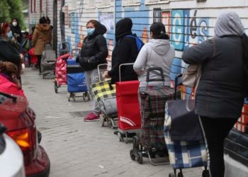 Ισπανία: Ουρές πολιτών για να προμηθευτούν δωρεάν είδη πρώτης ανάγκης