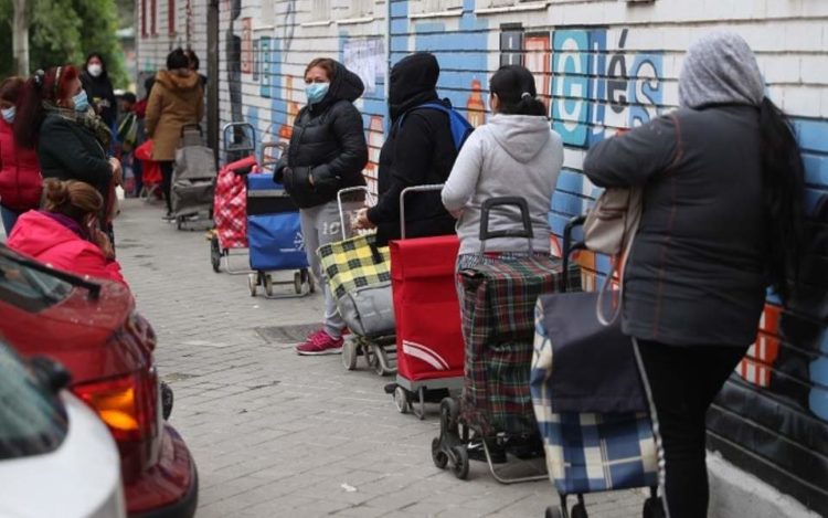 Ισπανία: Ουρές πολιτών για να προμηθευτούν δωρεάν είδη πρώτης ανάγκης