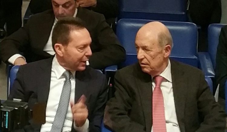 Η δημιουργική λογιστική έφερε την αποθέωση Στουρνάρα απ’ τα ξεχασιάρικα ΜΜΕ