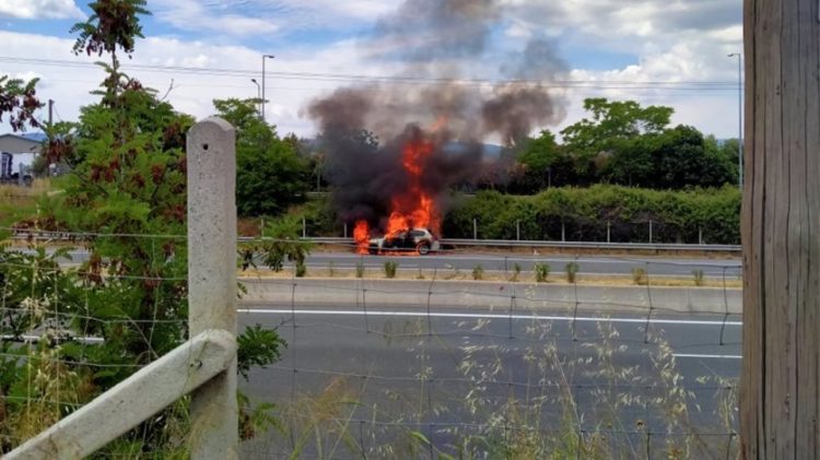 Σχηματάρι: Στις φλόγες τυλίχθηκε αυτοκίνητο στην Αθηνών – Λαμίας (video)