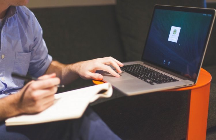 Ξεκινούν μαθήματα επιμόρφωσης των εκπαιδευτικών για τα διαδικτυακά μαθήματα