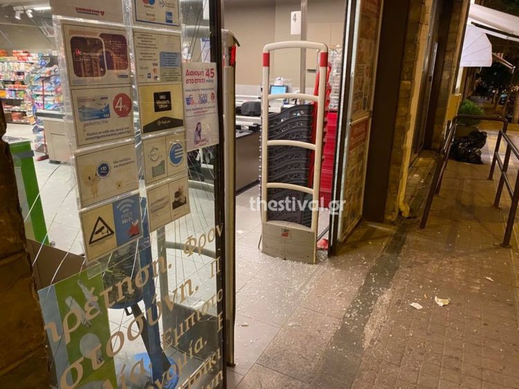 Θεσσαλονίκη: Αντιεξουσιαστές έσπασαν τζαμαρίες καταστημάτων στην Άνω Πόλη