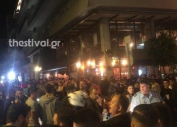 Θεσσαλονίκη: Απίστευτος συνωστισμός και ξύλο έξω από take away μπαρ στο κέντρο της πόλης (video)
