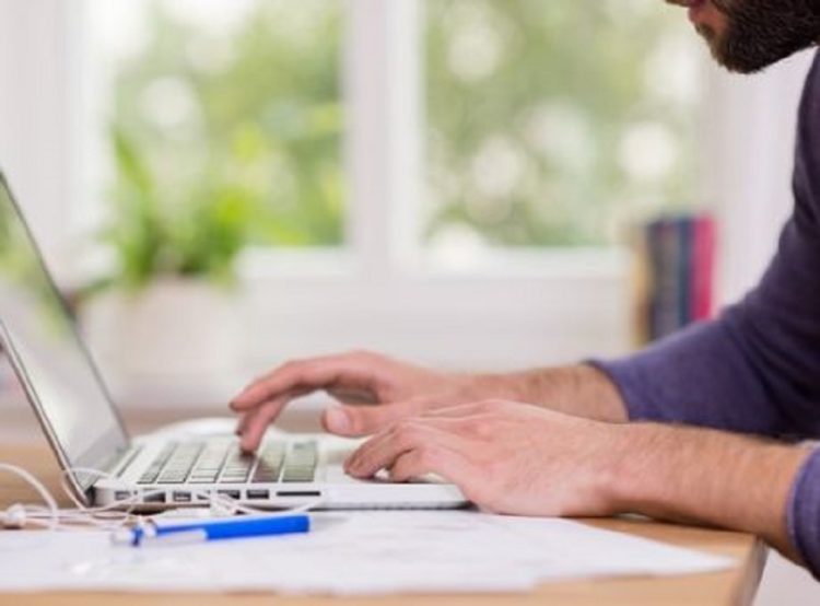 Καταγγελία: «Έφοδος» στο σπίτι σε εργαζόμενο με τηλεργασία