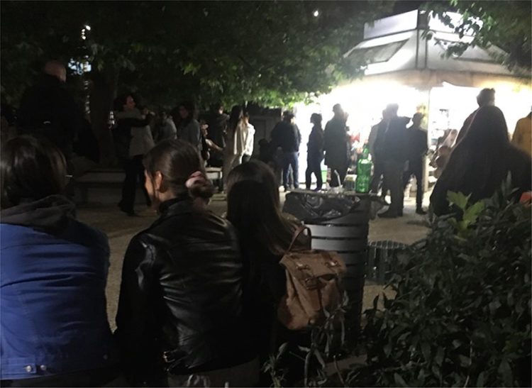 Σε επιφυλακή για τρίτο βράδυ η ΕΛΑΣ για τον συνωστισμός στις πλατείες