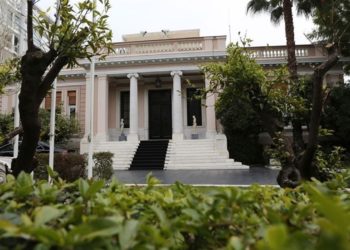 Παρέμβαση του «Ρουβίκωνα» έξω από το Μέγαρο Μαξίμου