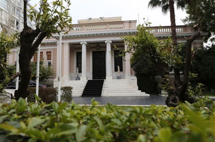 Παρέμβαση του «Ρουβίκωνα» έξω από το Μέγαρο Μαξίμου
