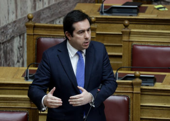 Μεταναστευτικό: Νέα κόντρα Μηταράκη και Ζαχαριάδη στη Βουλή