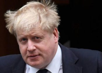 Μπόρις Τζόνσον: Αντιμέτωπος με ανταρσία στο κόμμα του και με τη λαϊκή οργή