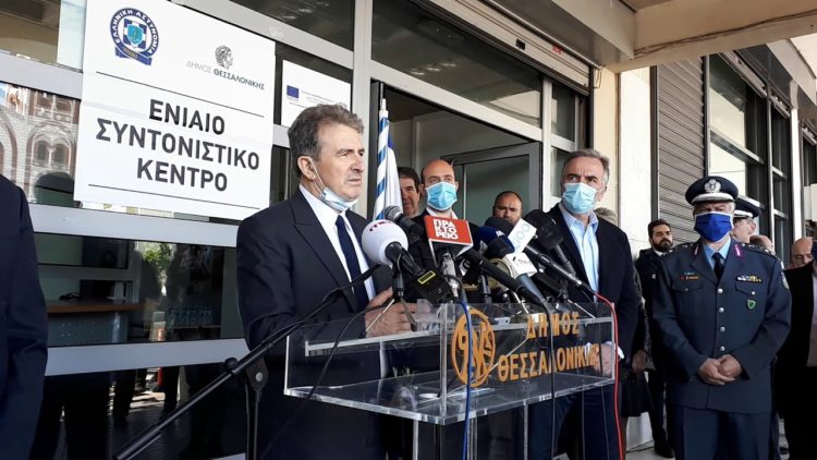 Χρυσοχοΐδης: Με φιλική διάθεση και συμβουλές η αστυνομία στις πλατείες