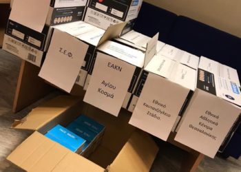 Μάσκες και αντισηπτικά στα ΕΑΚ